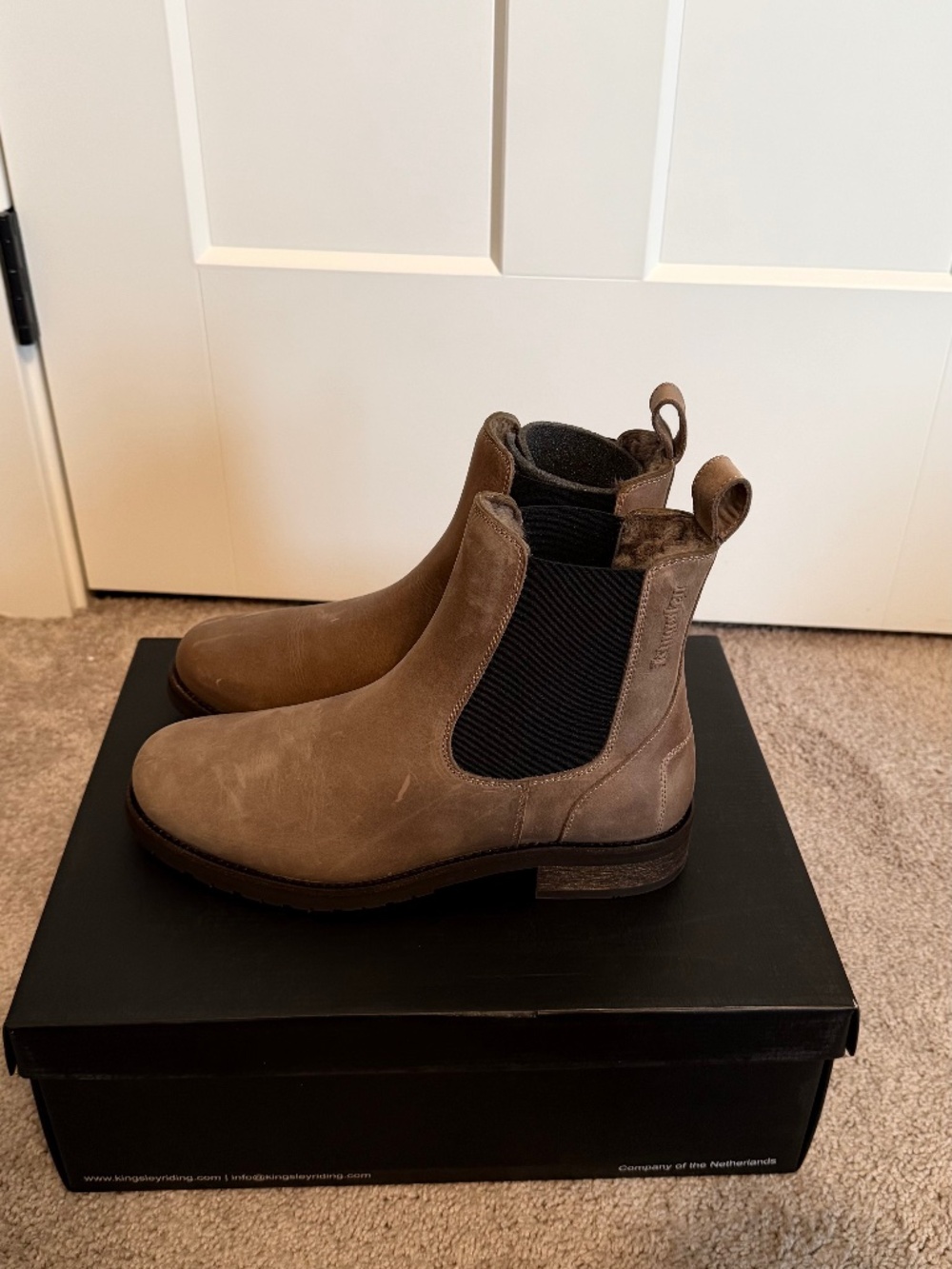 NWT: Kingsley sheepskin lined Chelsea boot, grey/tan, size 39